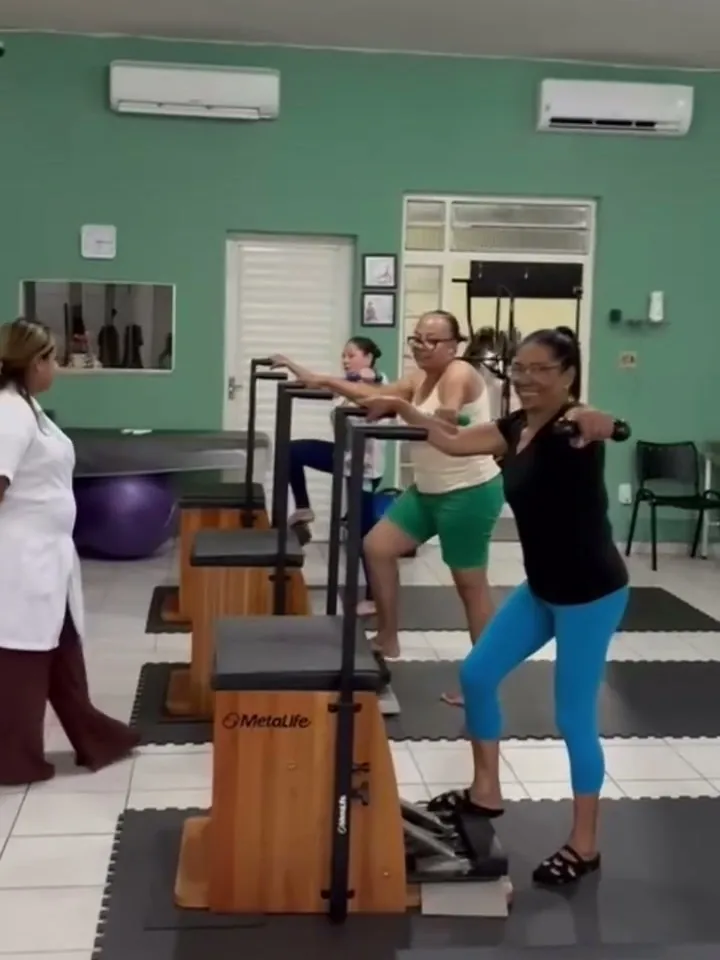 Alunas fazendo Pilates no Studio Gabriela Ballerini, acompanhadas por uma fisioterapeuta